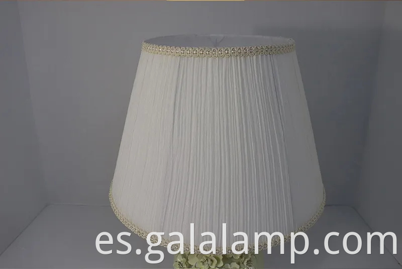 Elegante lámpara de mesa de cerámica de oro para dormitorio y sala de estar